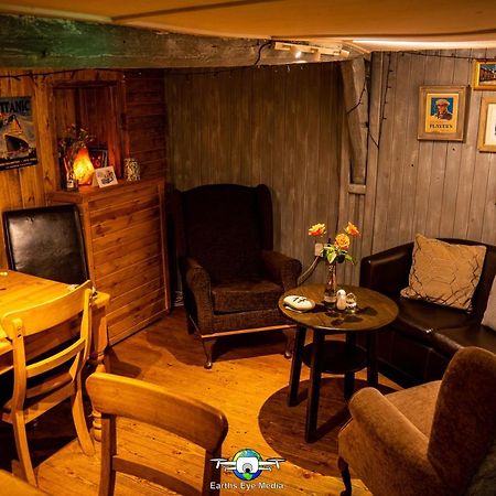 The Bear Inn Llandovery Buitenkant foto