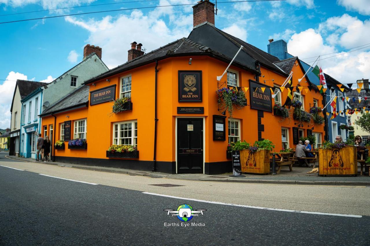 The Bear Inn Llandovery Buitenkant foto