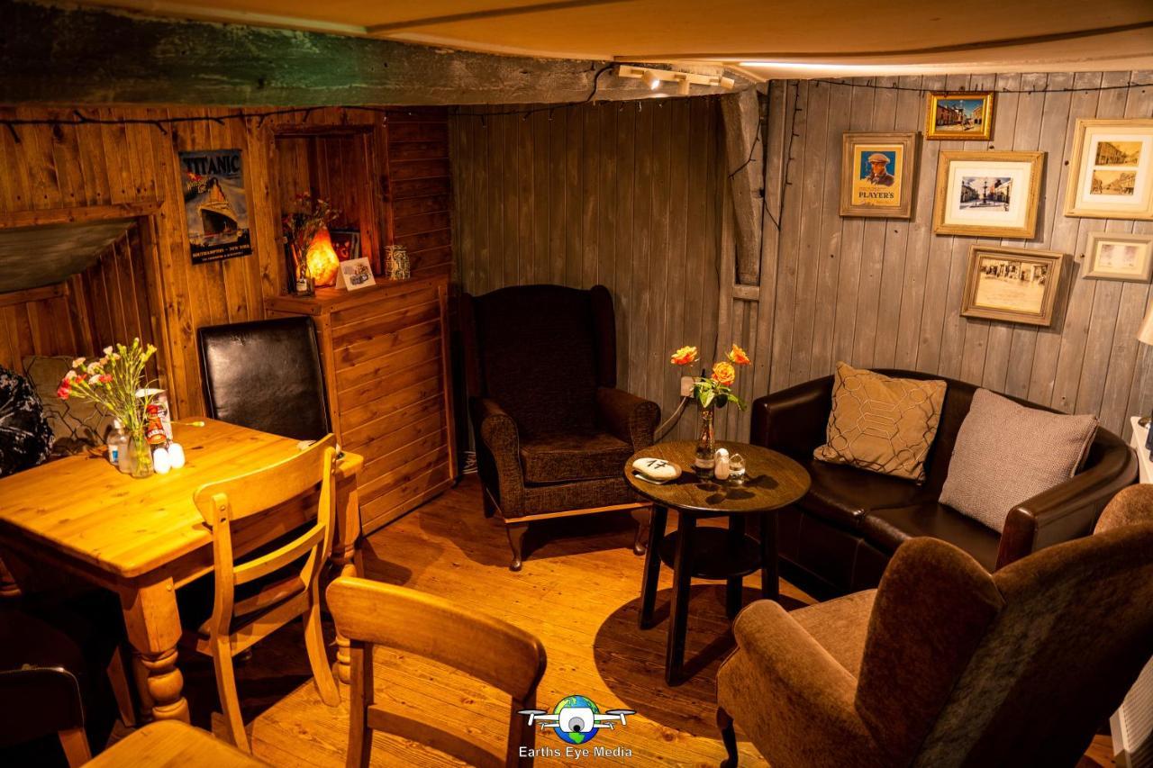 The Bear Inn Llandovery Buitenkant foto