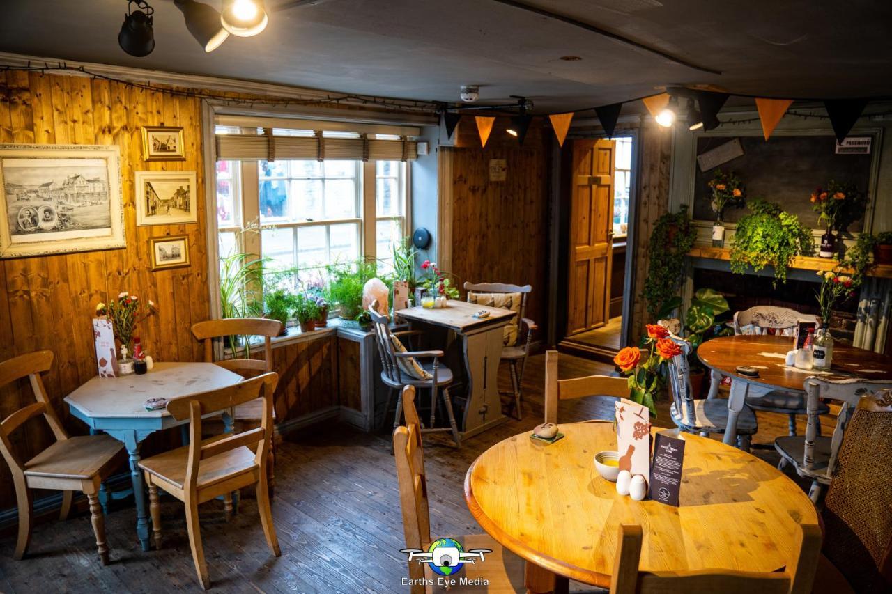 The Bear Inn Llandovery Buitenkant foto