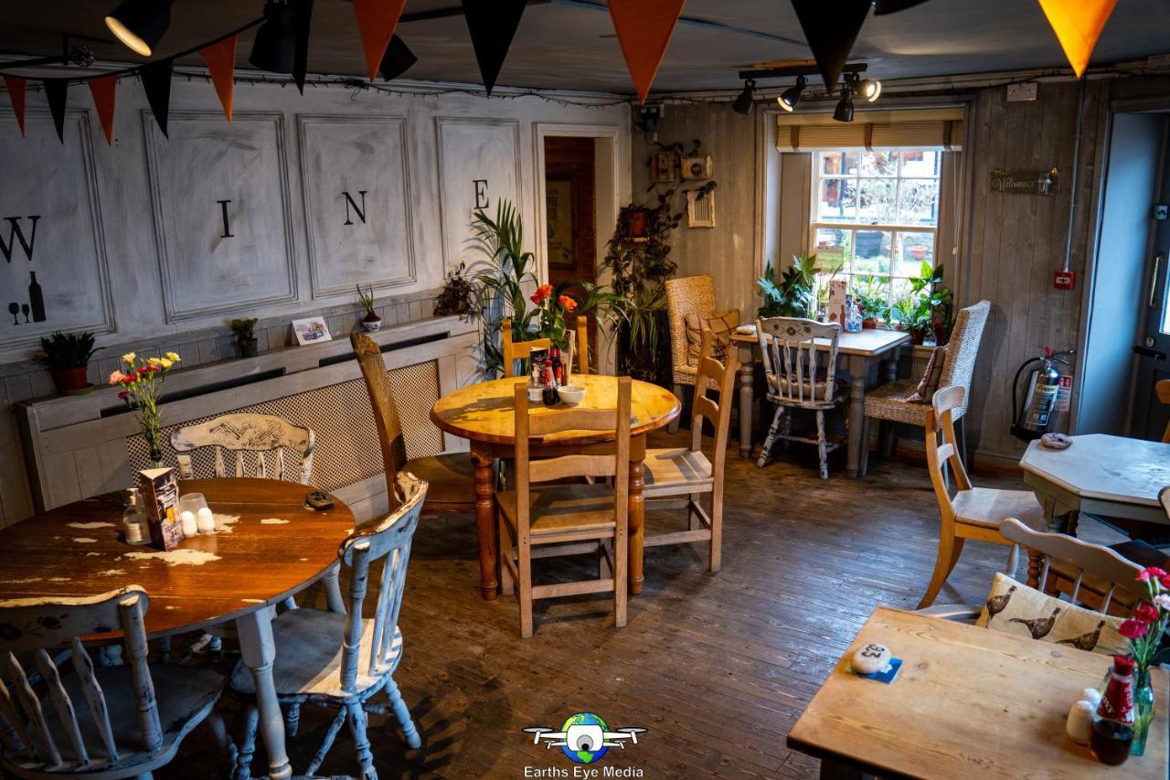 The Bear Inn Llandovery Buitenkant foto