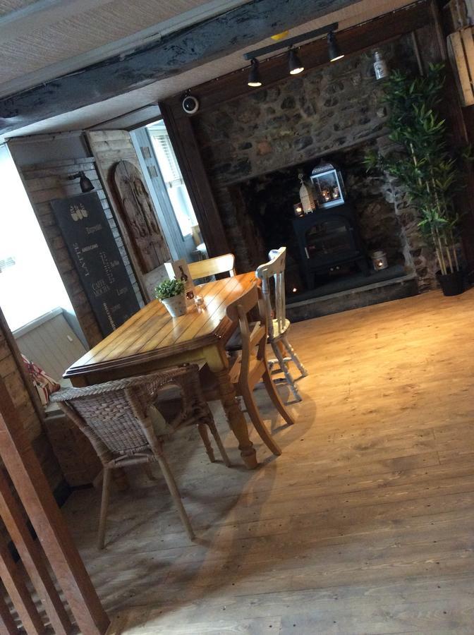 The Bear Inn Llandovery Buitenkant foto